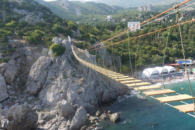  Крыму на скале Дива открыли самый длинный на полуострове подвесной мост