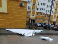 Порывы ветра снесли обшивку севастопольской многоэтажки